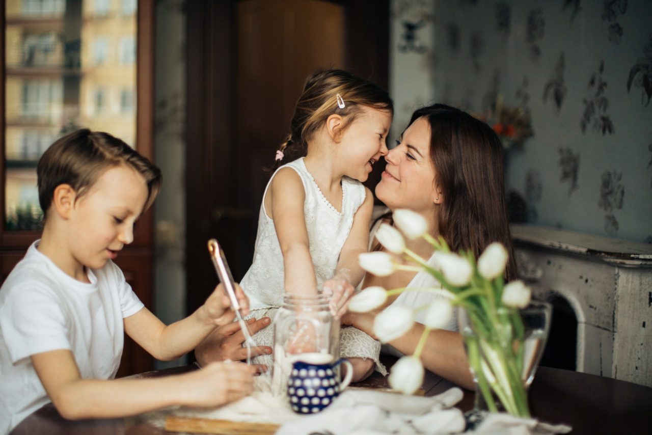 mom with kids at table